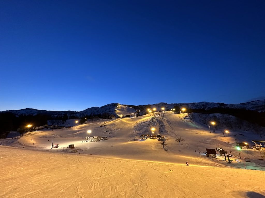写真は上越国際スキー場のナイター風景